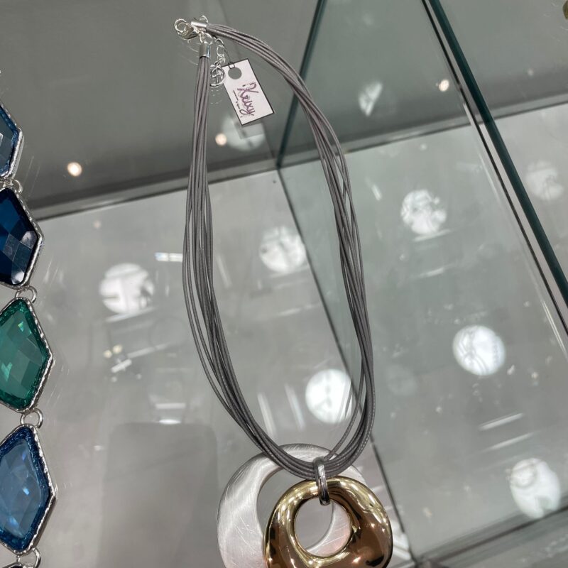 Collana con ciondolo.